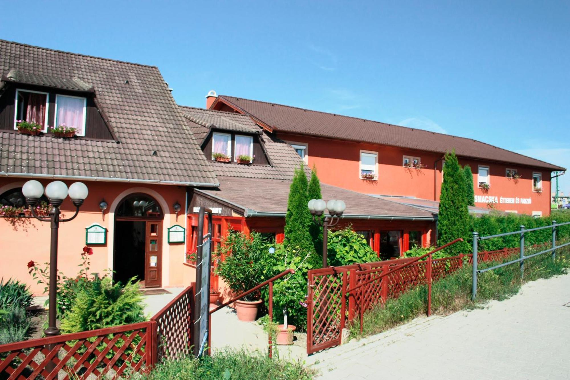 Hotel Vasmacska Panzió Komárom Exterior foto